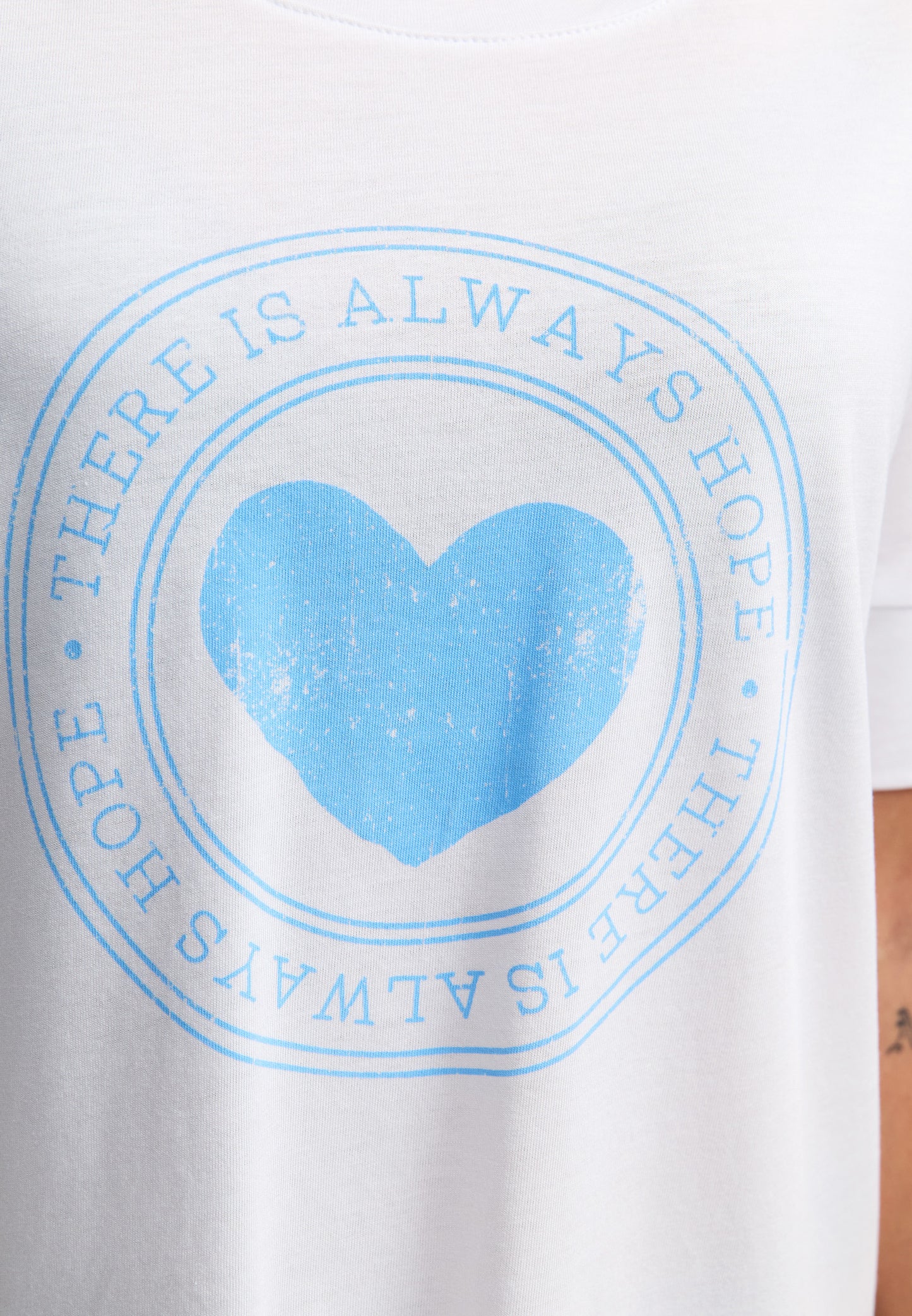 Decay T-Shirt – "There is Always Hope" Design mit Herzmotiv