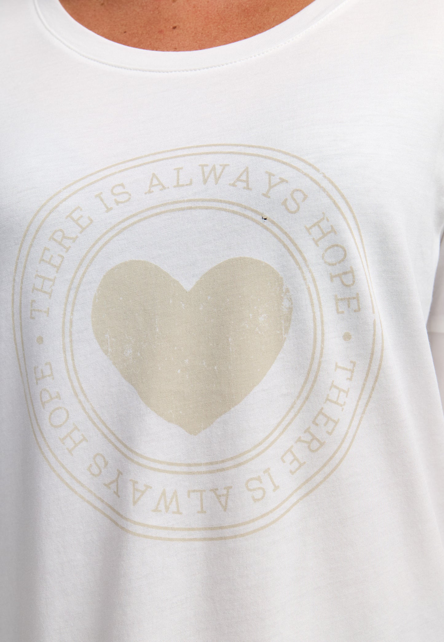 Decay T-Shirt – "There is Always Hope" Design mit Herzmotiv