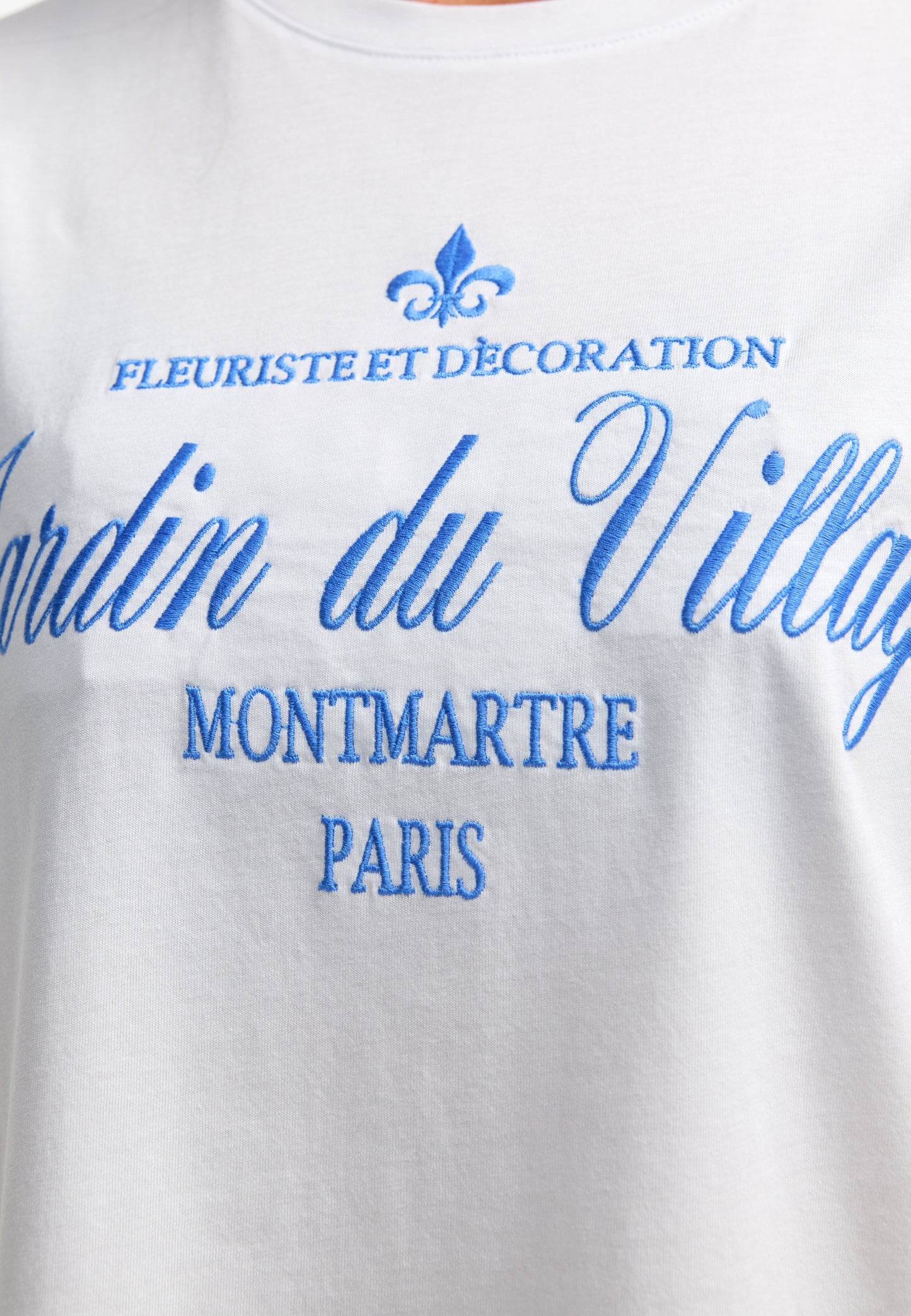 Decay T-Shirt mit "Jardin du Village" Print