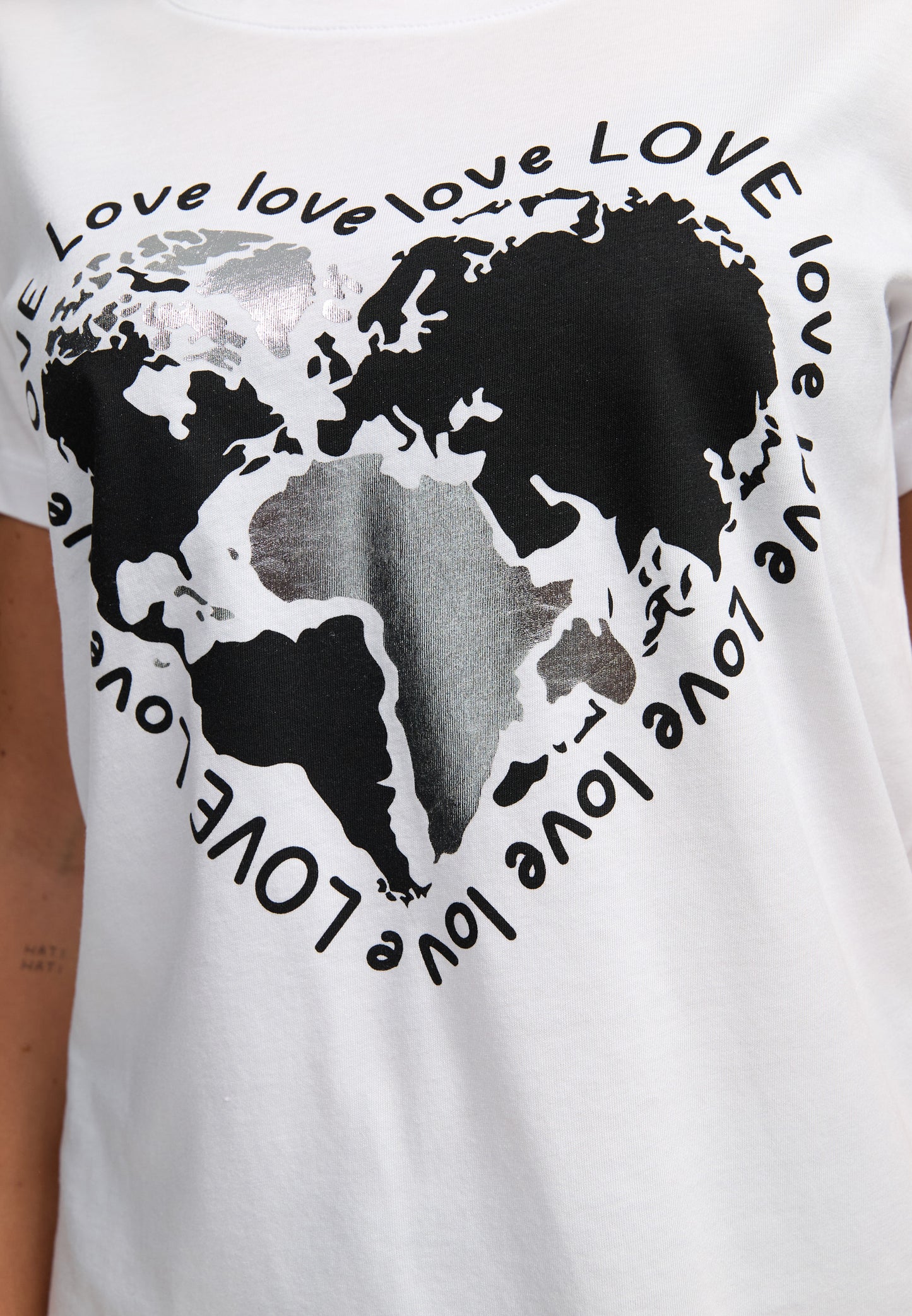 Decay T-Shirt – Love Schriftzug mit Herz und Weltkarte
