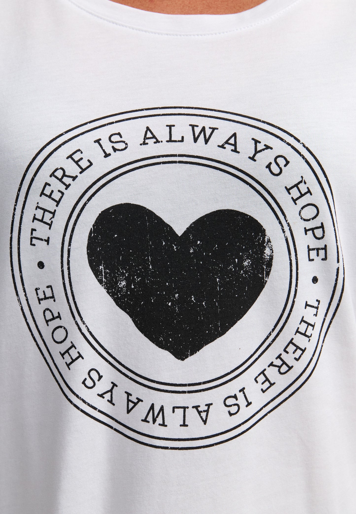 Decay T-Shirt – "There is Always Hope" Design mit Herzmotiv